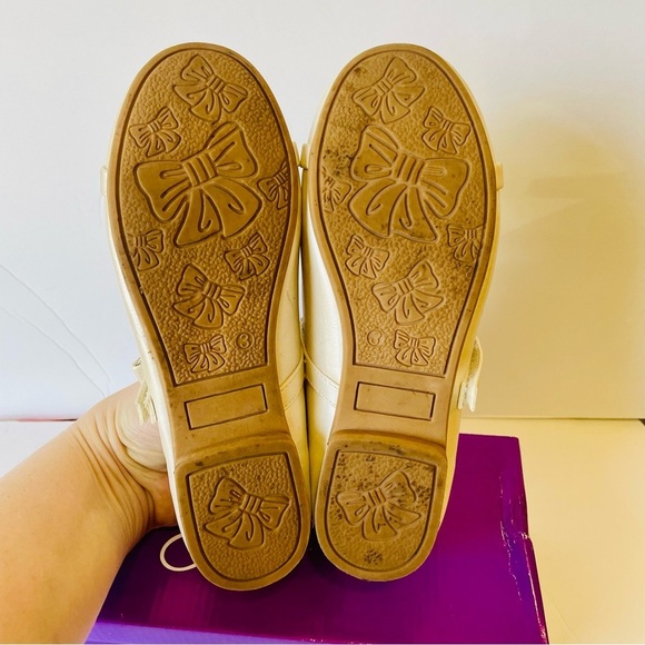 Gwen and Zoe Cream Kids Shoes with Bow Size 3 - Picture 6 of 7